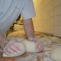 Verarbeitung der Teiglinge bei Grafe Beck - Bäckerei Graf